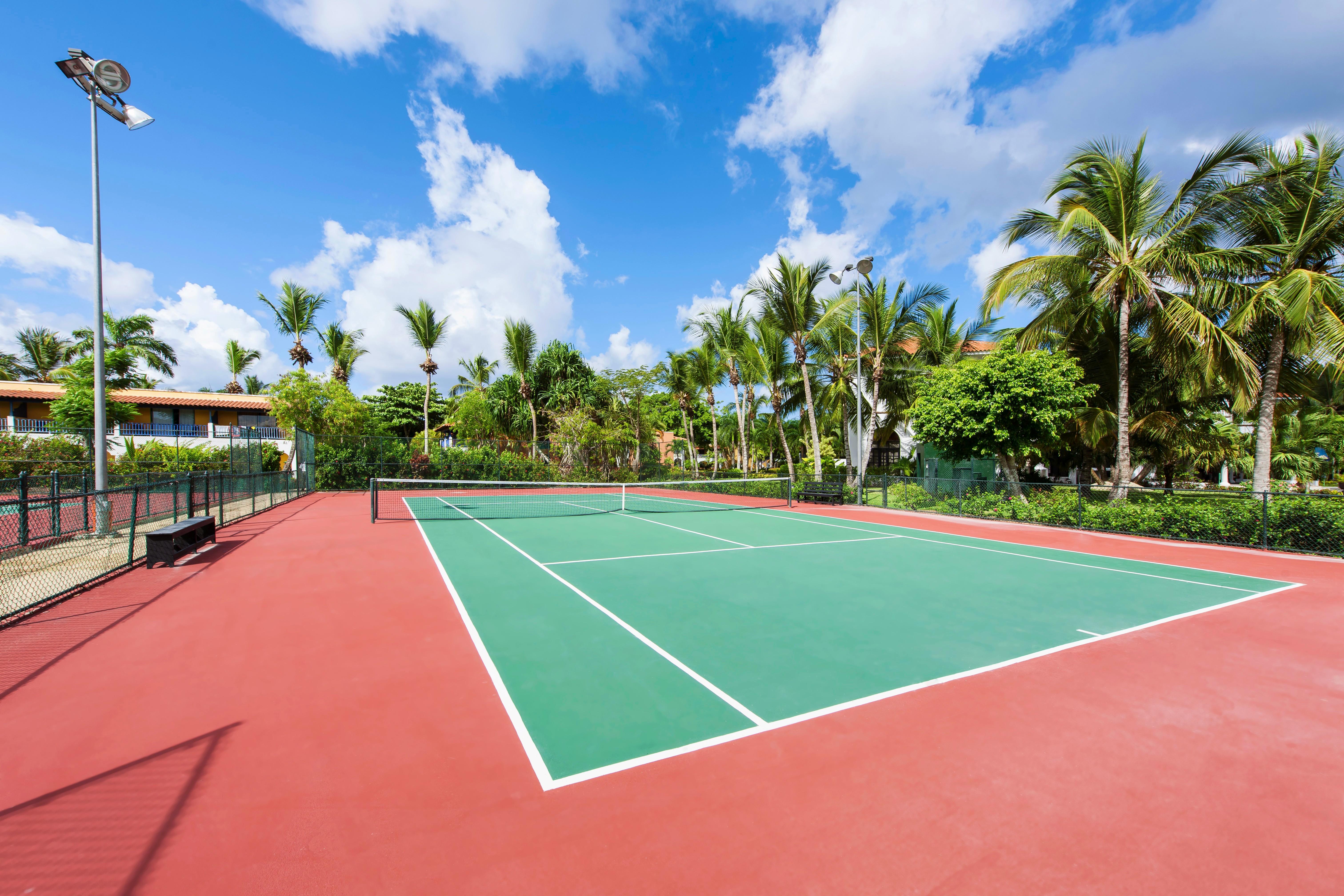 Catalonia Royal La Romana Adults Only Bayahibe Exterior foto Tennis court at the Boca Raton Resort