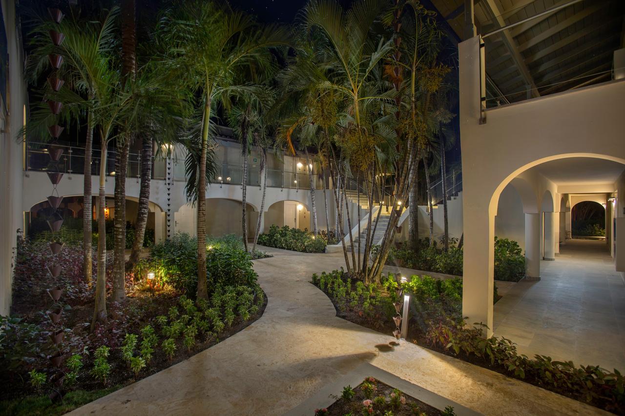 Catalonia Royal La Romana Adults Only Bayahibe Exterior foto The hotel at night
