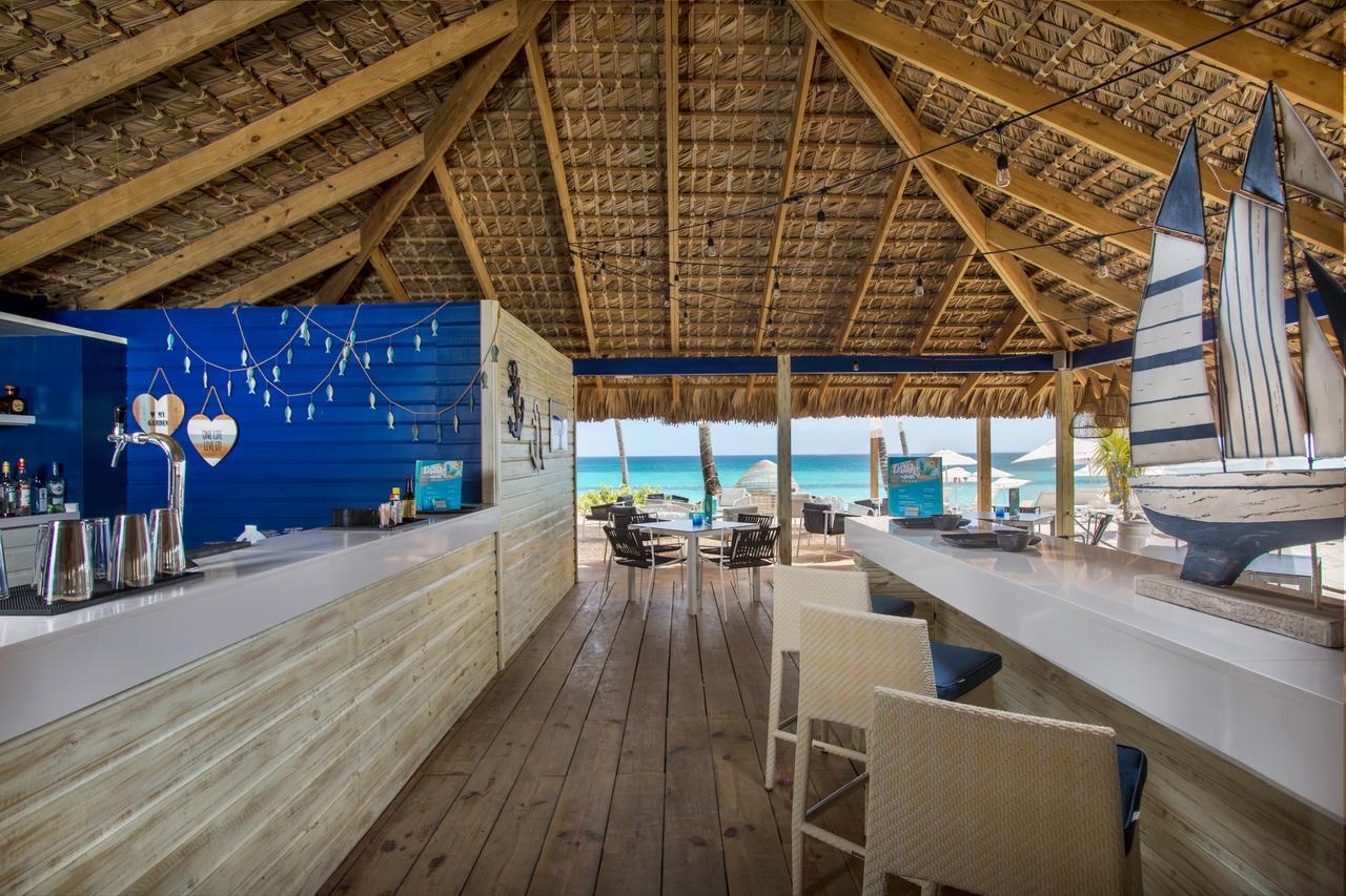 Catalonia Royal La Romana Adults Only Bayahibe Exterior foto The interior of the beach bar