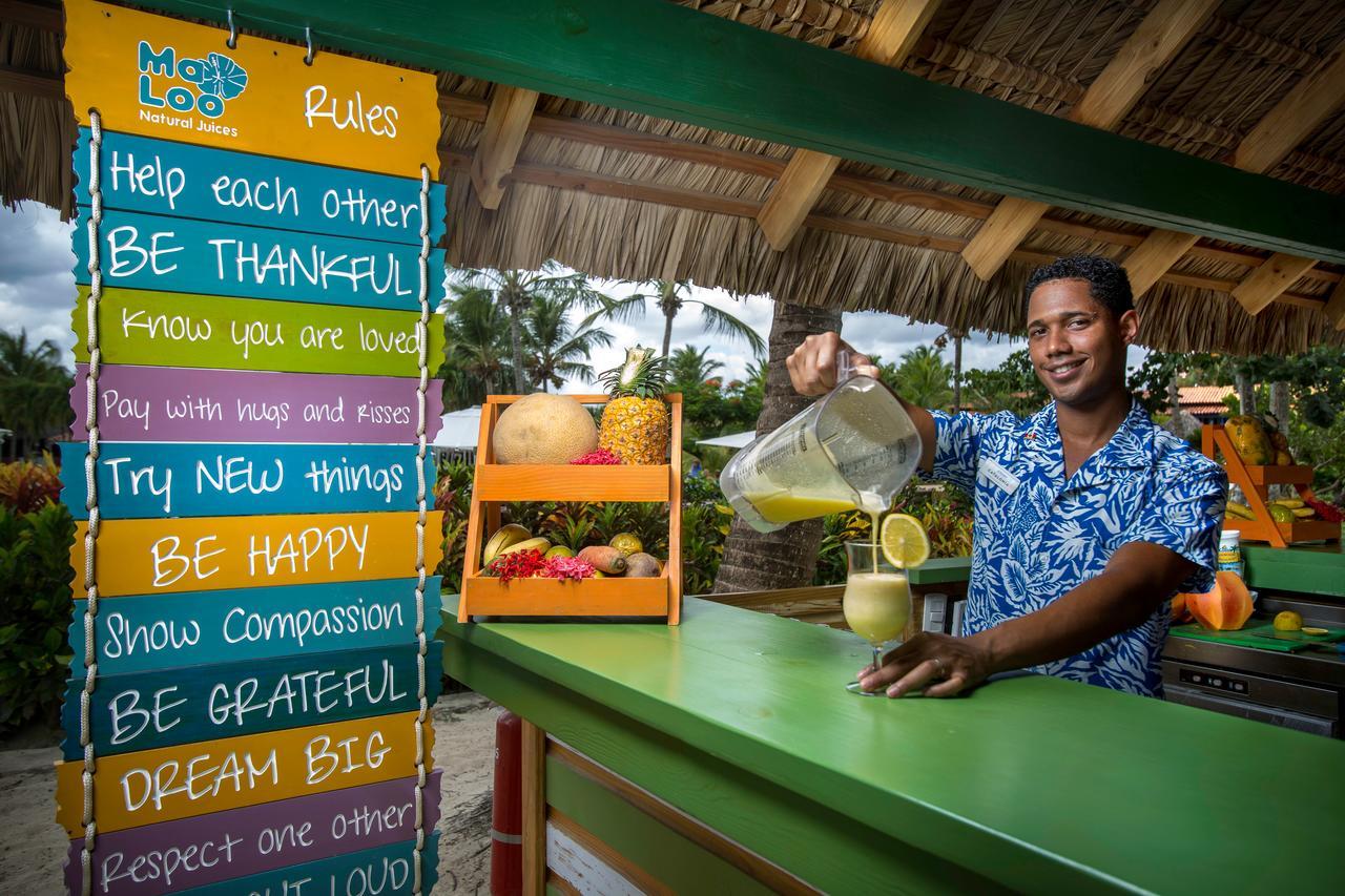 Catalonia Royal La Romana Adults Only Bayahibe Exterior foto A bartender at Sandals Resorts