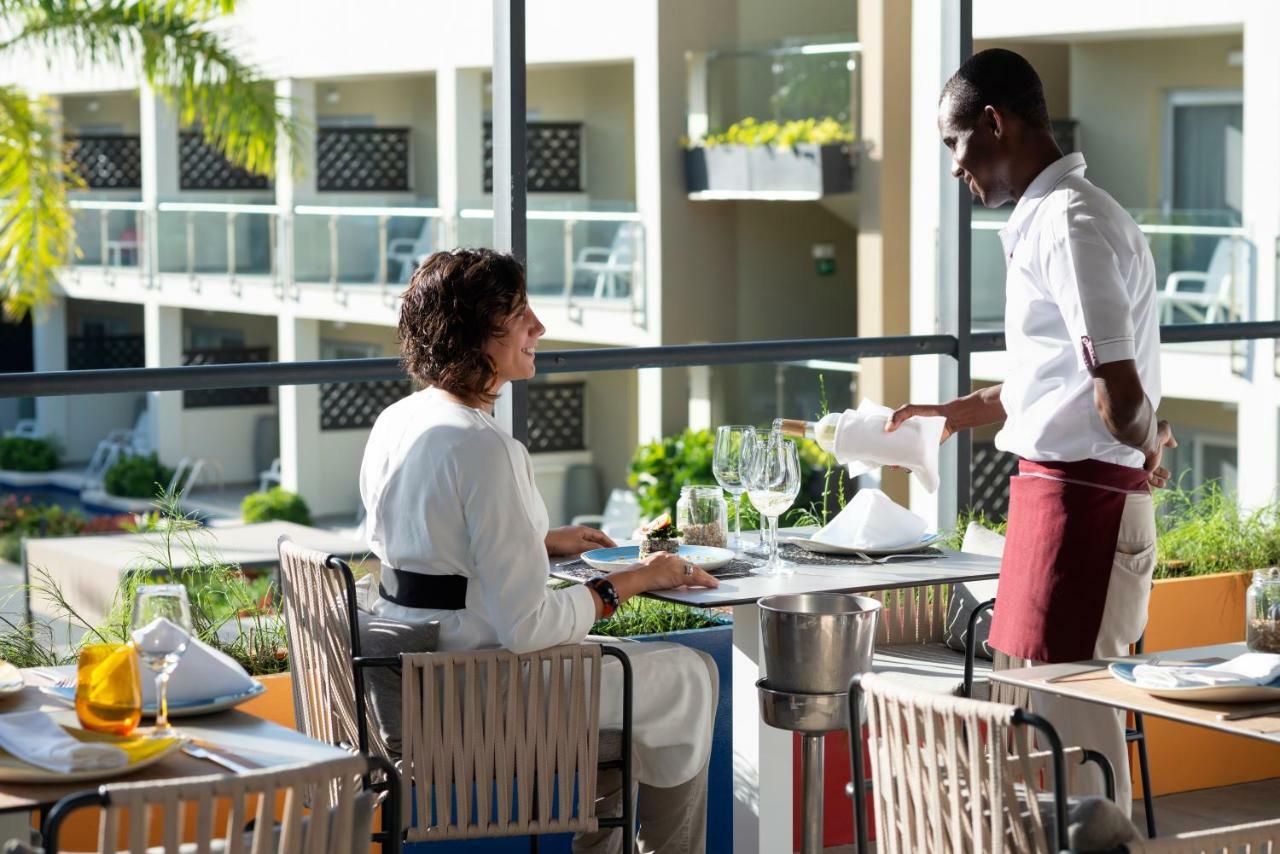 Catalonia Royal La Romana Adults Only Bayahibe Exterior foto A waiter serving a guest at a restaurant