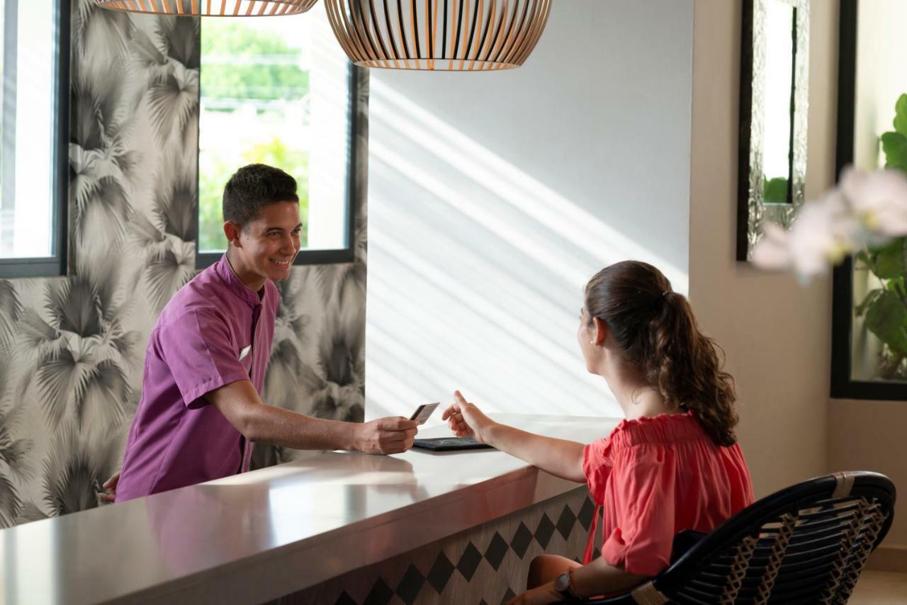 Catalonia Royal La Romana Adults Only Bayahibe Exterior foto A guest checking in at the front desk of a hotel